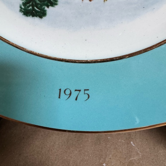 1975 Avon “Christmas on the Farm” 9” Collectible Plate made by Wedgwood - Picture 3 of 7